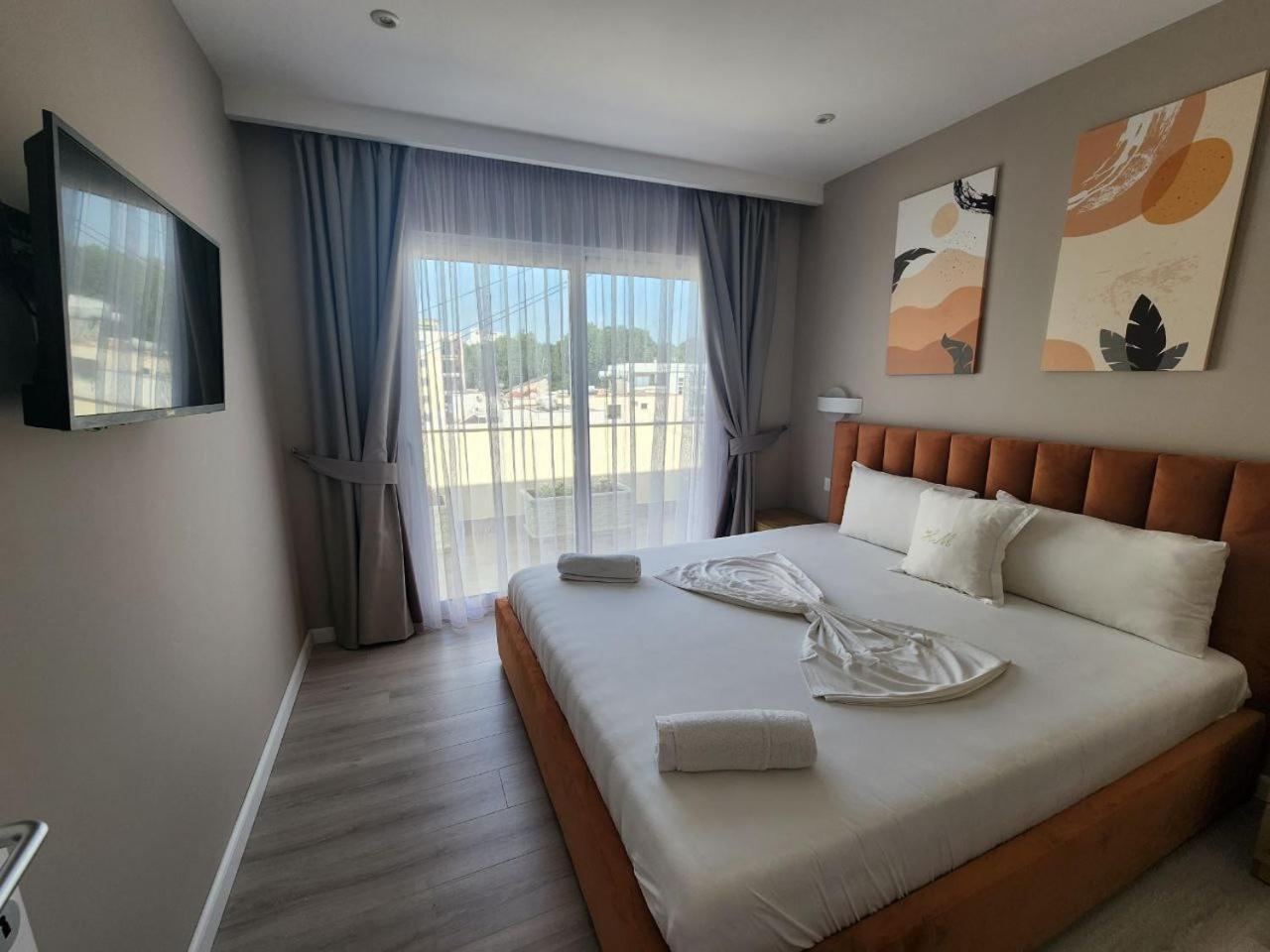 Hotel Maren Durres Bagian luar foto